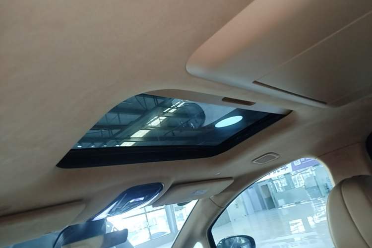 Used VOYAH Dream 2025 PHEV Four-Wheel-Drive Flagship Kunpeng Edition Headliner