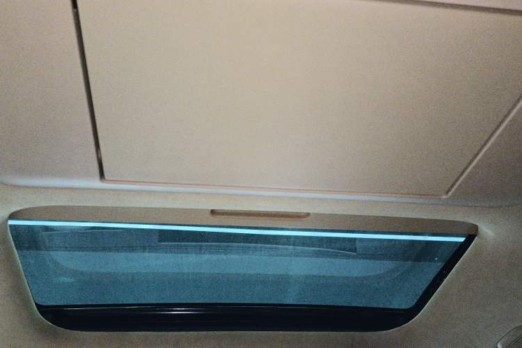 Used VOYAH Dream 2025 PHEV Four-Wheel-Drive Flagship Kunpeng Edition Headliner