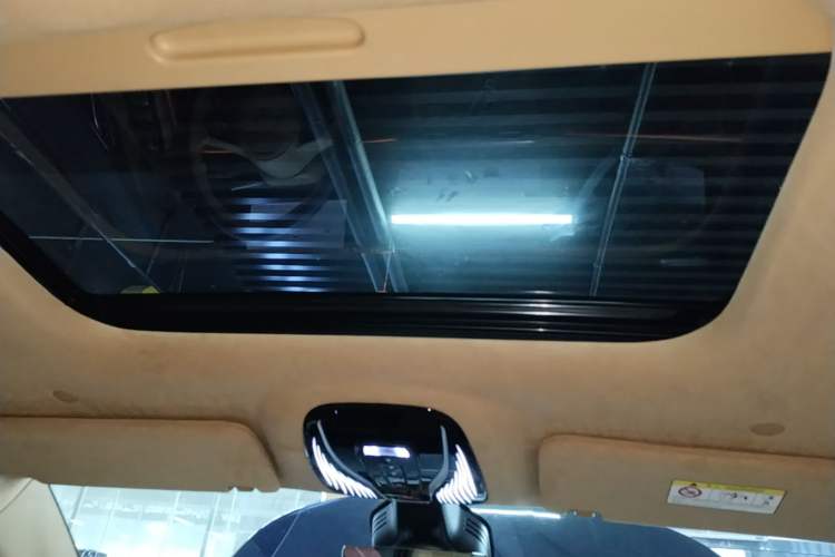 Used VOYAH Dream 2025 PHEV Four-Wheel-Drive Flagship Kunpeng Edition Headliner
