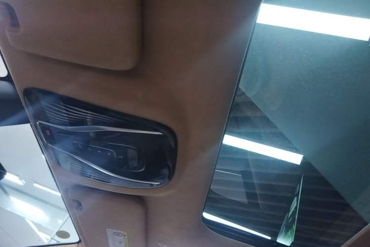 Used VOYAH Dream 2025 PHEV Four-Wheel-Drive Flagship Kunpeng Edition Headliner