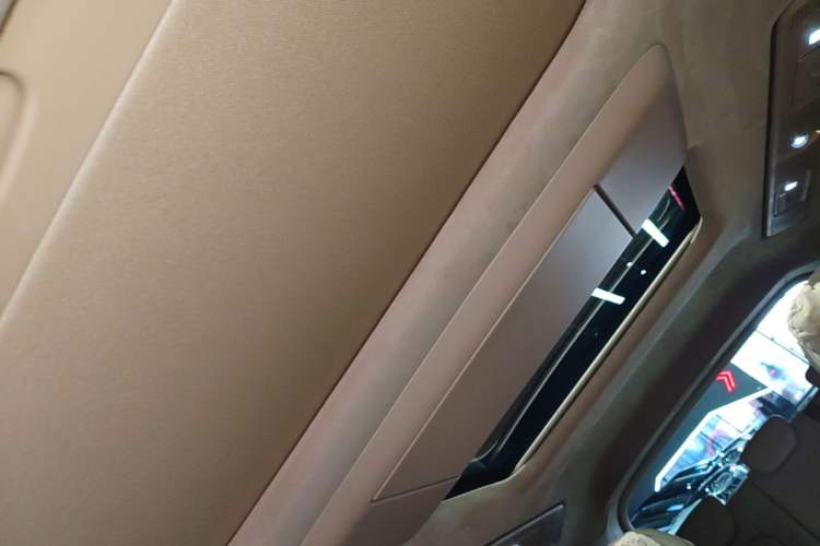 Used VOYAH Dream 2025 PHEV Four-Wheel-Drive Flagship Kunpeng Edition Headliner