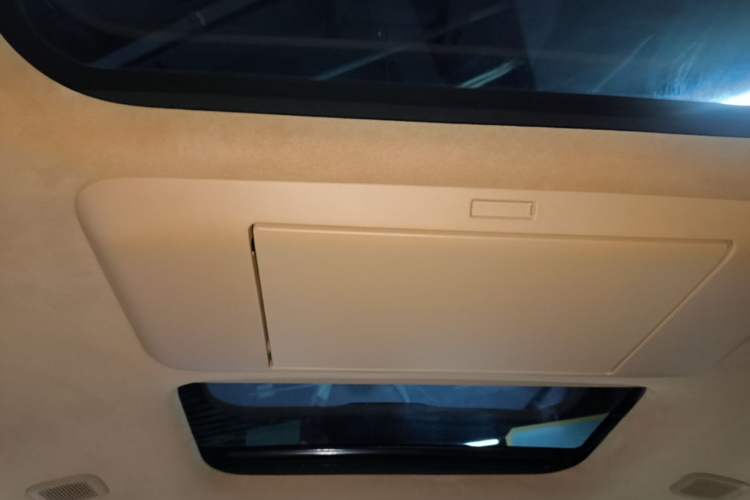 Used VOYAH Dream 2025 PHEV Four-Wheel-Drive Flagship Kunpeng Edition Headliner