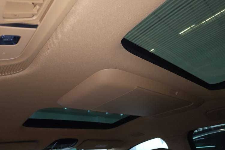 Used VOYAH Dream 2025 PHEV Four-Wheel Drive Prestige Kunpeng Edition Headliner