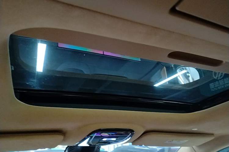 Used VOYAH Dream 2025 PHEV Four-Wheel-Drive Flagship Kunpeng Edition Headliner