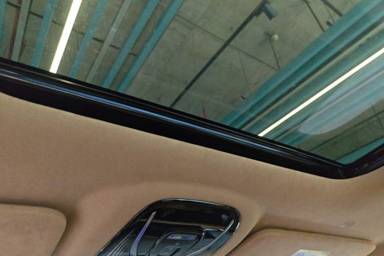 Used VOYAH Dream 2025 PHEV Four-Wheel-Drive Flagship Kunpeng Edition Headliner