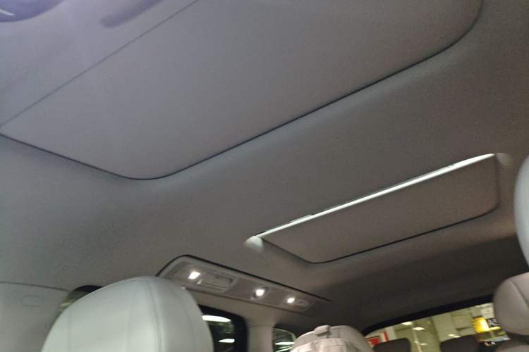 Used VOYAH Dream 2025 PHEV Four-Wheel Drive Excellence Kunpeng Edition Headliner