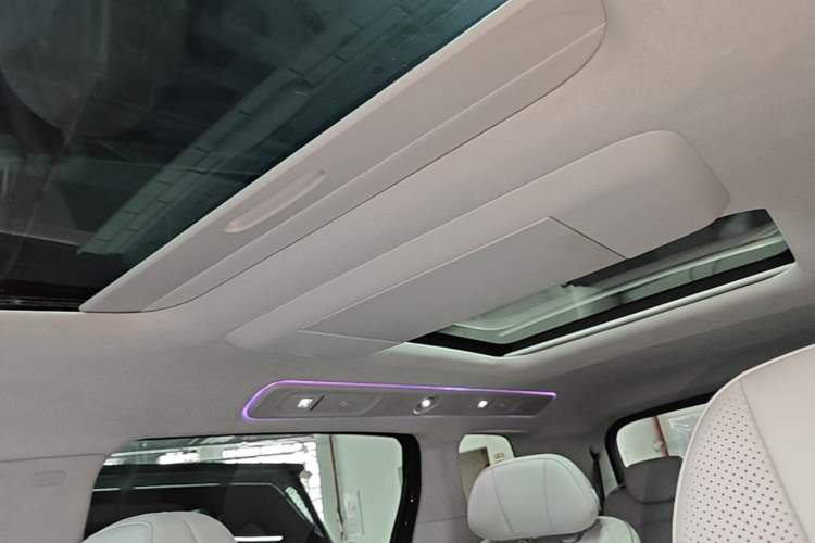 Used VOYAH Dream 2025 PHEV Four-Wheel-Drive Flagship Kunpeng Edition Headliner