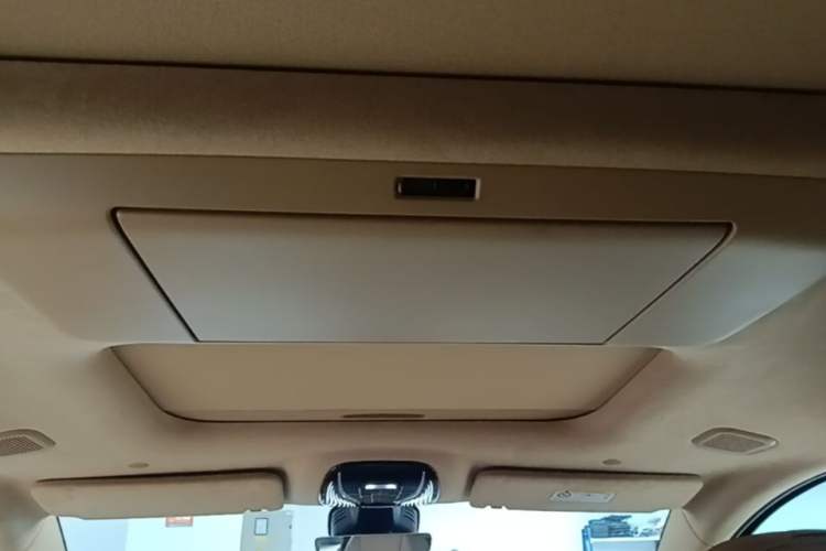Used VOYAH Dream 2025 PHEV Four-Wheel-Drive Flagship Kunpeng Edition Headliner
