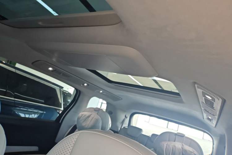 Used VOYAH Dream 2025 PHEV Four-Wheel-Drive Flagship Version – Qiankun Edition Headliner