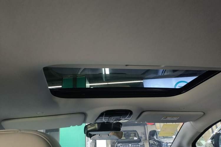 Used VOYAH Dream 2025 PHEV Four-Wheel Drive Excellence Qiankun Edition Headliner