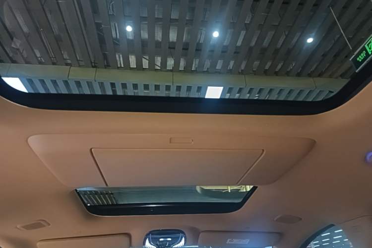 Used VOYAH Dream 2025 PHEV Four-Wheel Drive Prestige Kunpeng Edition Headliner
