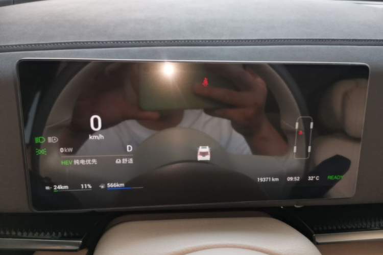 Used VOYAH Dream 2025 PHEV Four-Wheel Drive Prestige Kunpeng Edition Instrument Cluster