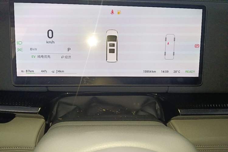 Used VOYAH Dream 2025 PHEV Four-Wheel Drive Prestige Kunpeng Edition Instrument Cluster
