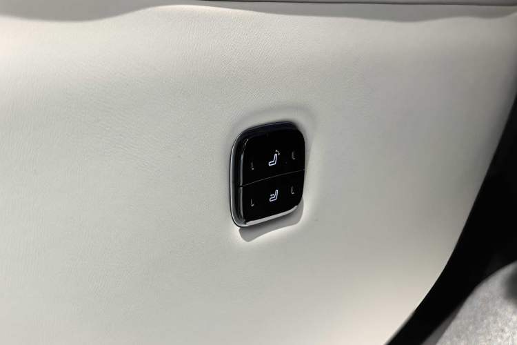 Used VOYAH Dream 2025 PHEV Four-Wheel Drive Excellence Kunpeng Edition Interior 1
