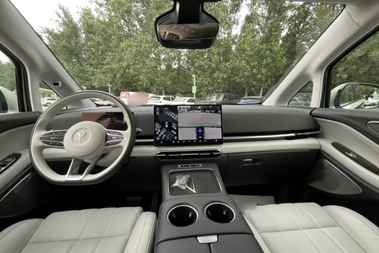 Used VOYAH Dream 2025 EV Four-Wheel-Drive Flagship Qiankun Version Interior 1