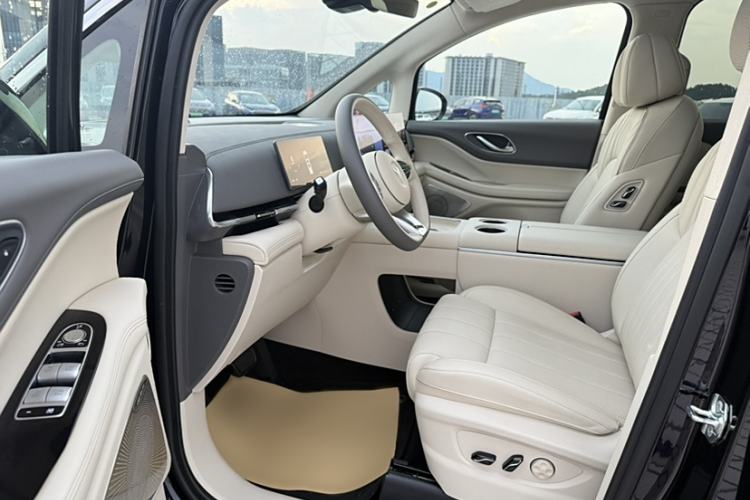 Used VOYAH Dream 2025 EV Four-Wheel Drive Flagship Kunpeng Edition Interior 1