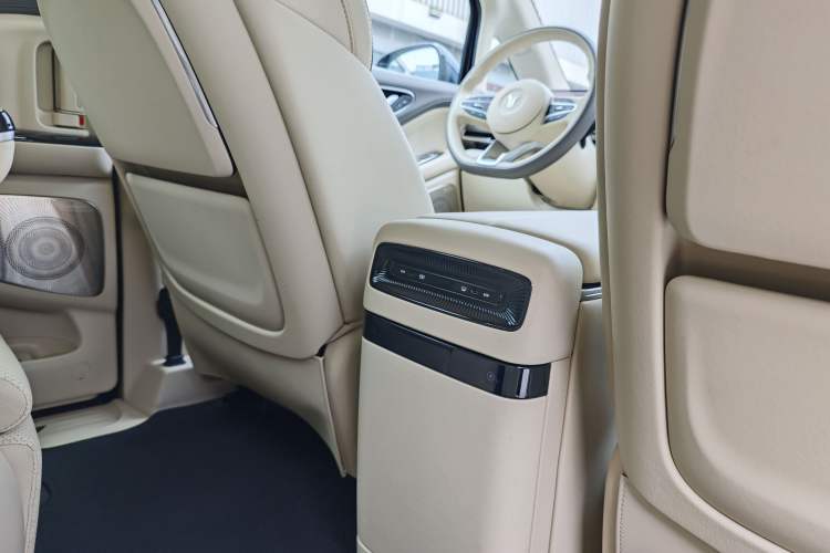Used VOYAH Dream 2025 PHEV Four-Wheel Drive Prestige Kunpeng Edition Interior 10