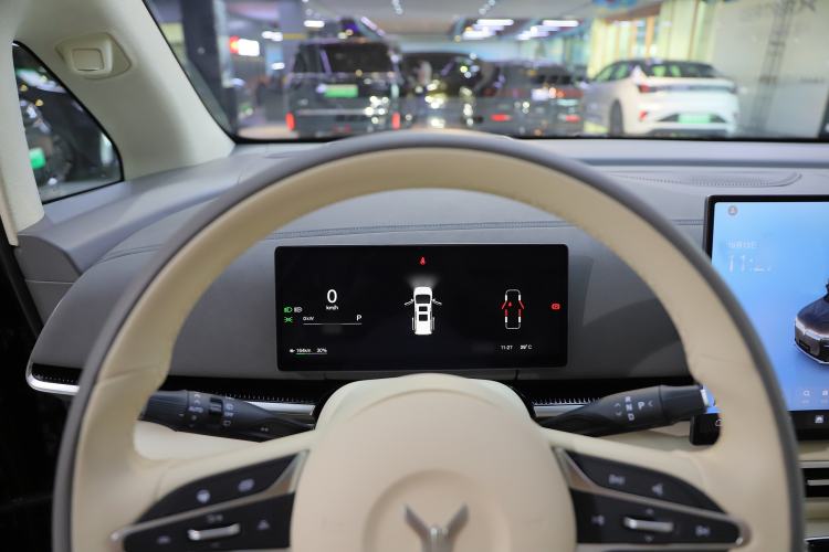 Used VOYAH Dream 2025 EV Four-Wheel Drive Flagship Kunpeng Edition Interior 11