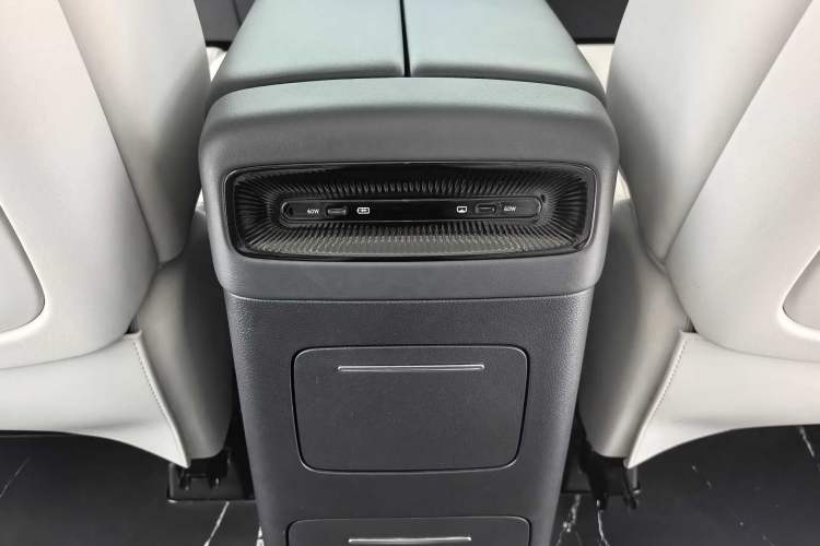 Used VOYAH Dream 2025 PHEV Four-Wheel Drive Excellence Kunpeng Edition Interior 11