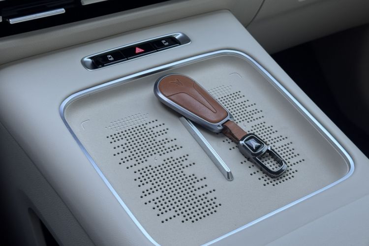 Used VOYAH Dream 2025 PHEV Four-Wheel Drive Prestige Kunpeng Edition Interior 11