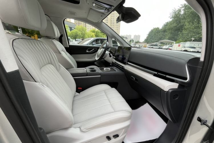 Used VOYAH Dream 2025 EV Four-Wheel-Drive Flagship Qiankun Version Interior 11