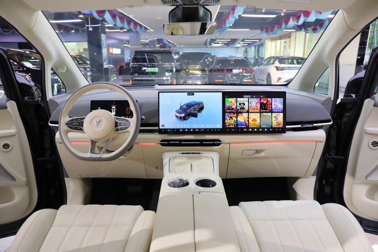 Used VOYAH Dream 2025 EV Four-Wheel Drive Flagship Kunpeng Edition Interior 12