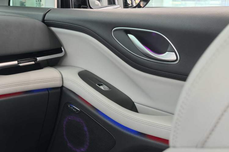 Used VOYAH Dream 2025 PHEV Four-Wheel Drive Excellence Kunpeng Edition Interior 13