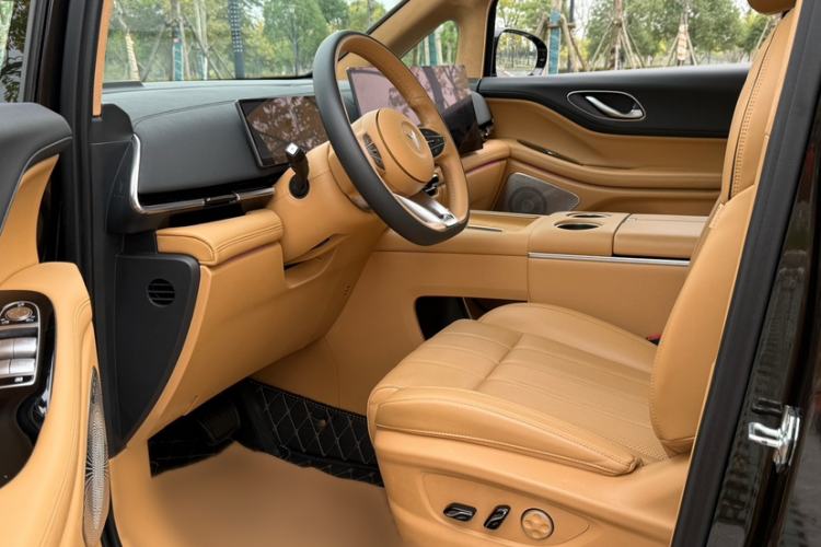 Used VOYAH Dream 2025 PHEV Four-Wheel-Drive Flagship Kunpeng Edition Interior 2