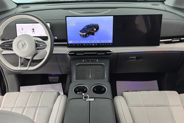 Used VOYAH Dream 2025 PHEV Four-Wheel Drive Excellence Kunpeng Edition Interior 2