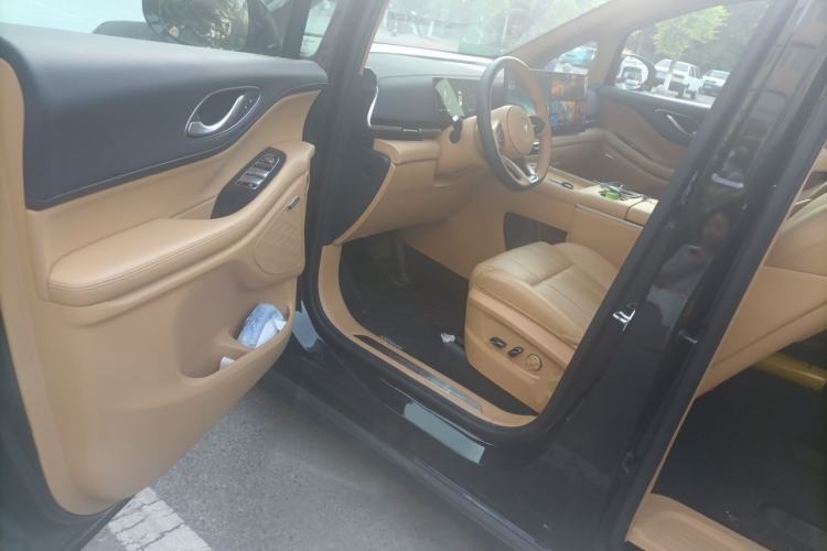 Used VOYAH Dream 2025 PHEV Four-Wheel Drive Excellence Kunpeng Edition Interior 2