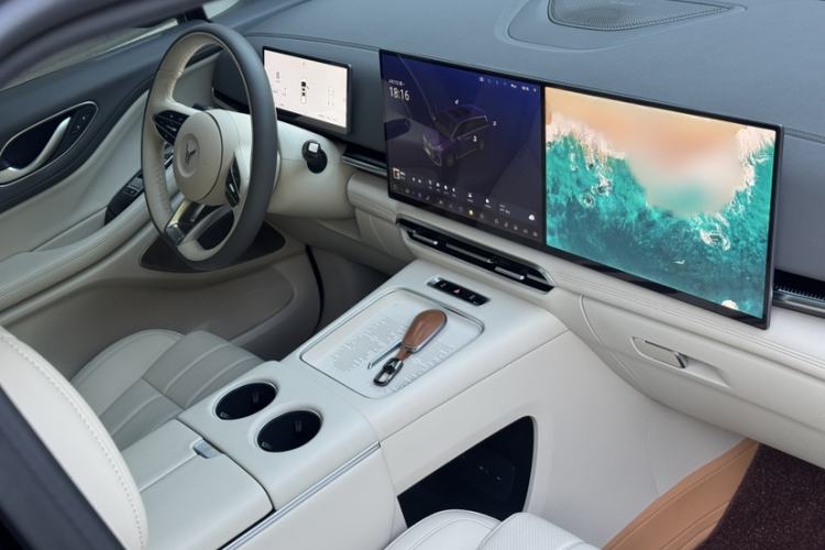 Used VOYAH Dream 2025 PHEV Four-Wheel Drive Prestige Kunpeng Edition Interior 2