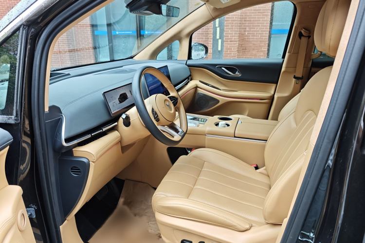 Used VOYAH Dream 2025 PHEV Four-Wheel Drive Prestige Qiankun Edition Interior 2