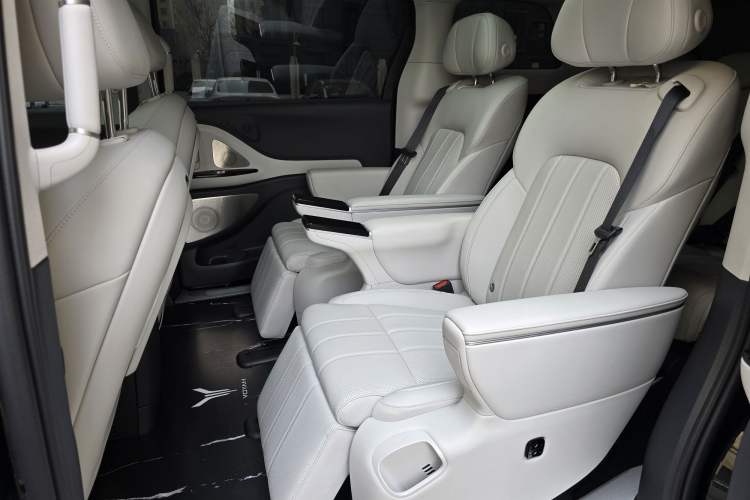Used VOYAH Dream 2025 PHEV Four-Wheel Drive Prestige Kunpeng Edition Interior 2