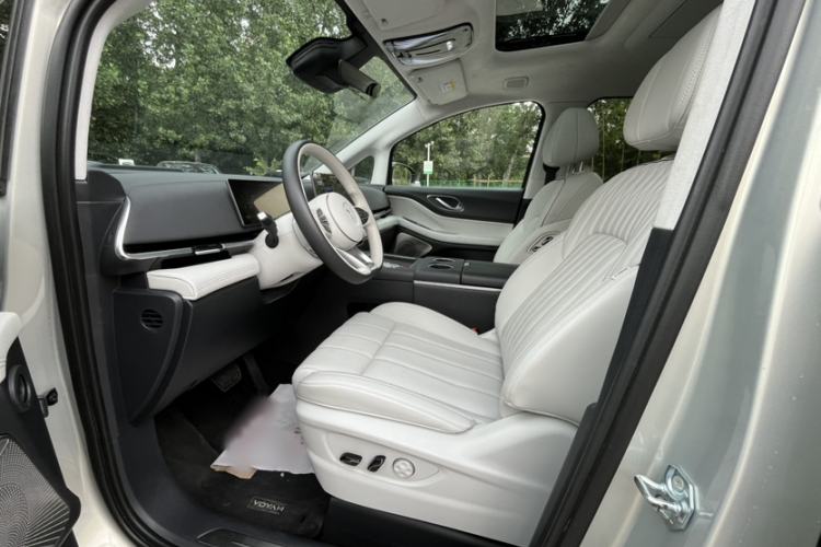 Used VOYAH Dream 2025 EV Four-Wheel-Drive Flagship Qiankun Version Interior 2