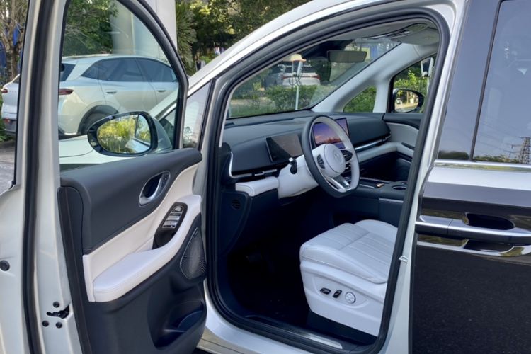 Used VOYAH Dream 2025 EV Four-Wheel-Drive Flagship Qiankun Version Interior 2