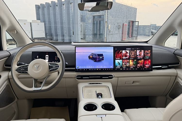 Used VOYAH Dream 2025 EV Four-Wheel Drive Flagship Kunpeng Edition Interior 2
