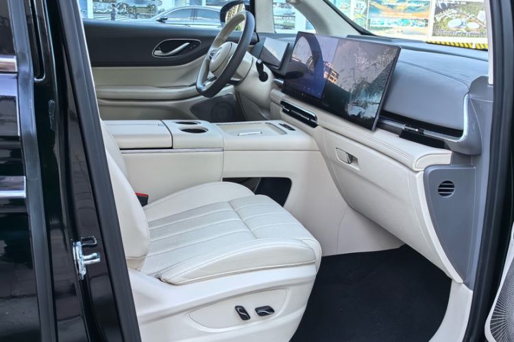 Used VOYAH Dream 2025 PHEV Four-Wheel-Drive Flagship Kunpeng Edition Interior 2