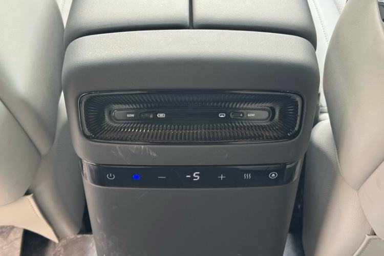 Used VOYAH Dream 2025 EV Four-Wheel Drive Prestige Kunpeng Edition Interior 3