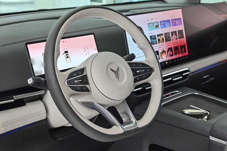 Used VOYAH Dream 2025 PHEV Four-Wheel Drive Excellence Kunpeng Edition Interior 3