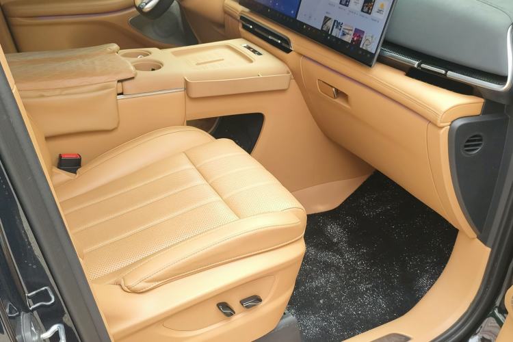 Used VOYAH Dream 2025 PHEV Four-Wheel Drive Prestige Kunpeng Edition Interior 3