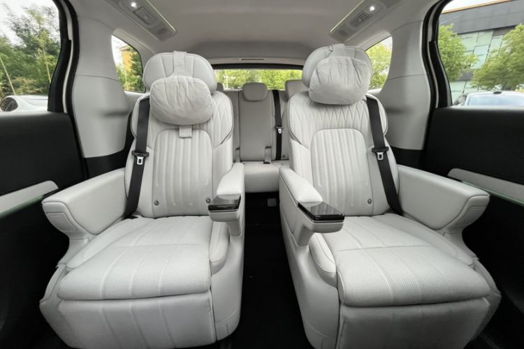 Used VOYAH Dream 2025 EV Four-Wheel-Drive Flagship Qiankun Version Interior 3
