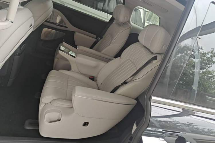 Used VOYAH Dream 2025 PHEV Four-Wheel-Drive Flagship Kunpeng Edition Interior 3