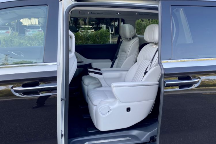 Used VOYAH Dream 2025 EV Four-Wheel-Drive Flagship Qiankun Version Interior 3