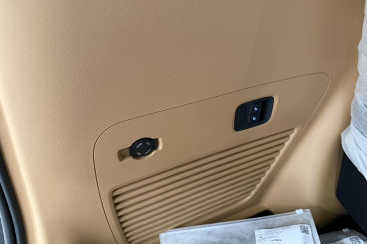 Used VOYAH Dream 2025 PHEV Four-Wheel Drive Excellence Kunpeng Edition Interior 3
