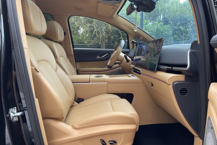 Used VOYAH Dream 2025 EV Four-Wheel Drive Prestige Kunpeng Edition Interior 3