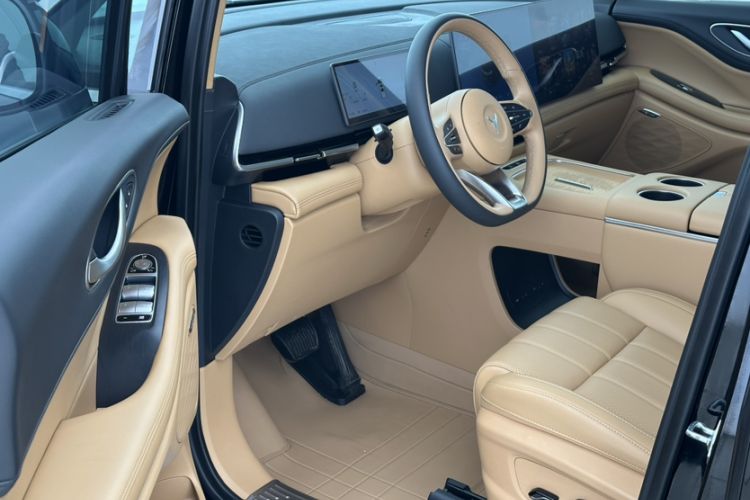 Used VOYAH Dream 2025 PHEV Four-Wheel Drive Excellence Kunpeng Edition Interior 4