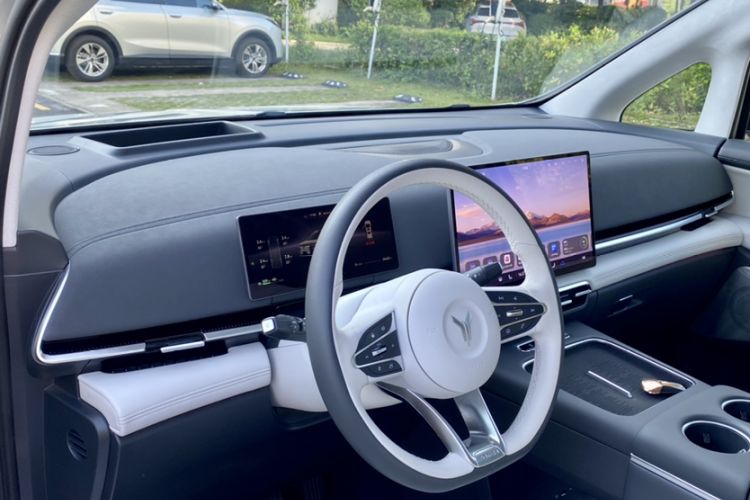Used VOYAH Dream 2025 EV Four-Wheel-Drive Flagship Qiankun Version Interior 4