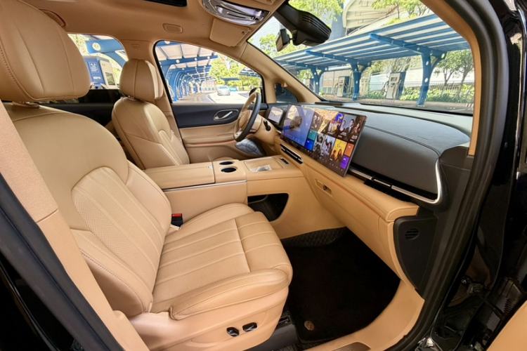 Used VOYAH Dream 2025 EV Four-Wheel Drive Prestige Kunpeng Edition Interior 4