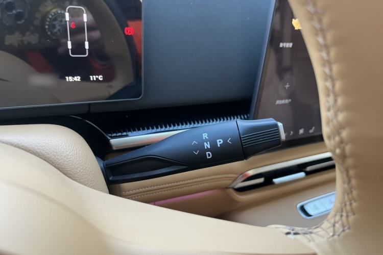 Used VOYAH Dream 2025 EV Four-Wheel Drive Flagship Kunpeng Edition Interior 4