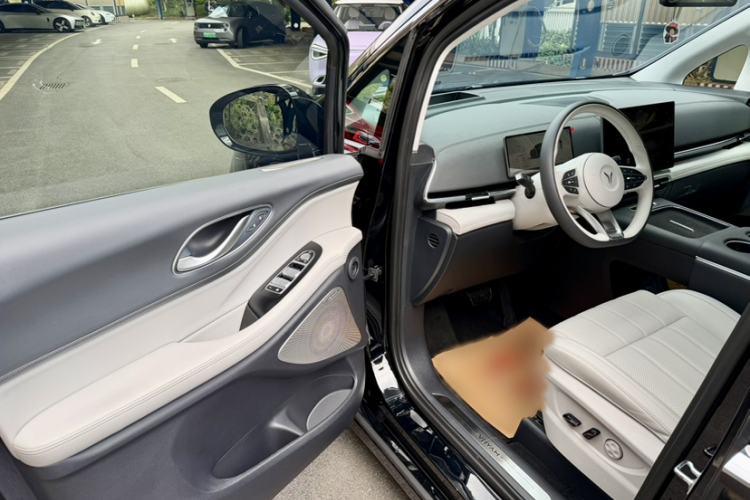 Used VOYAH Dream 2025 PHEV Four-Wheel Drive Prestige Qiankun Edition Interior 5